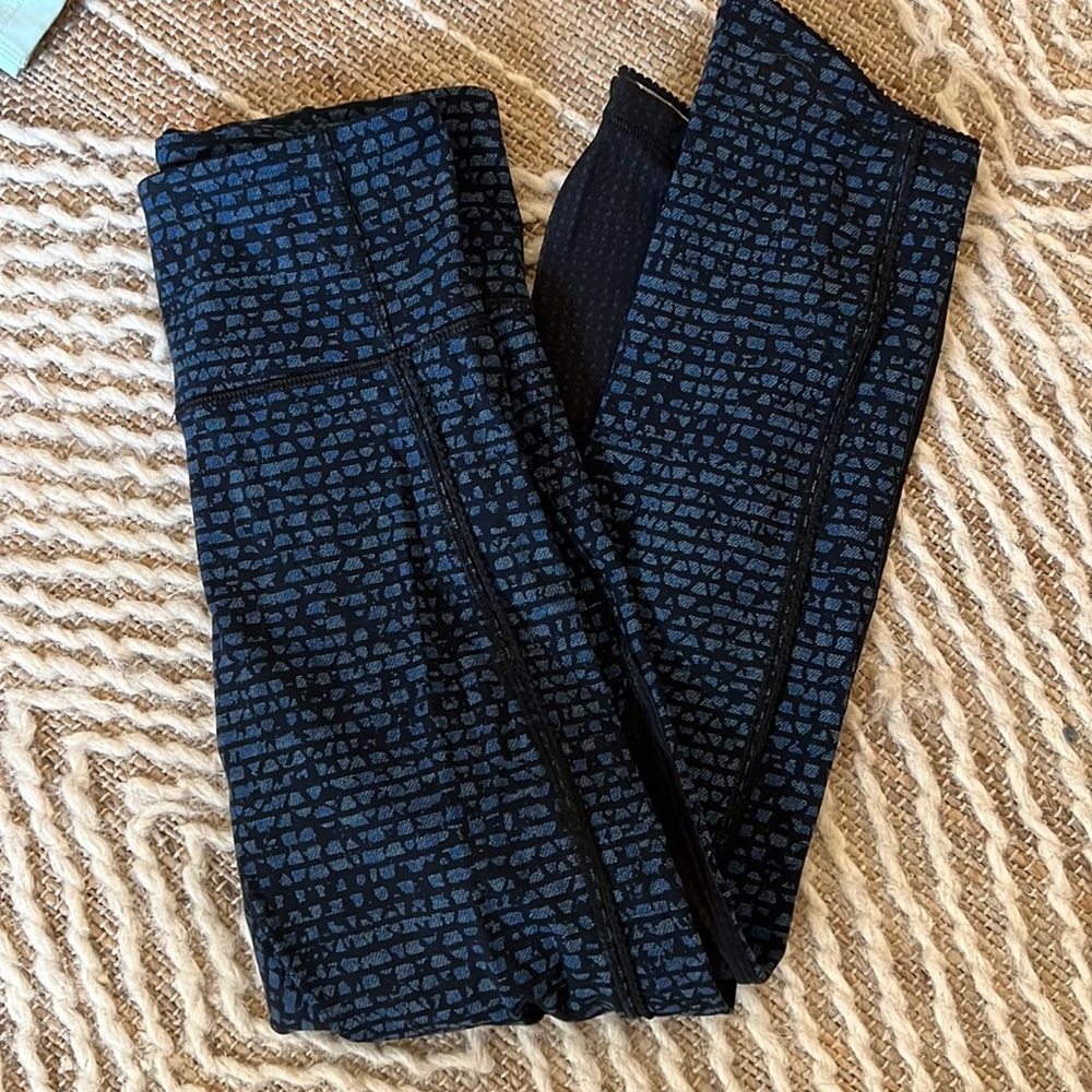 lululemon cropped leggings with mesh detail on back of calf